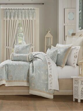 J. Queen New York Garden View Comforter 4pc  Set  - King  NWT